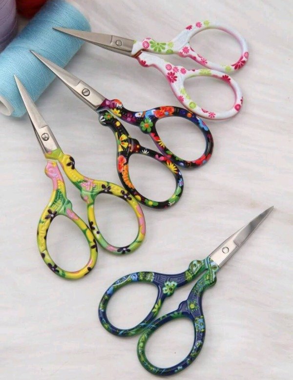 Producto - Tijera de Acero Inoxidable Floreada Tamaño Pequeño