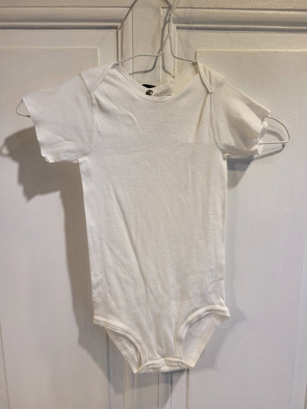 Producto - Body CARTER'S blanco liso manga corta Talle 12 meses - PRECIO: 7X