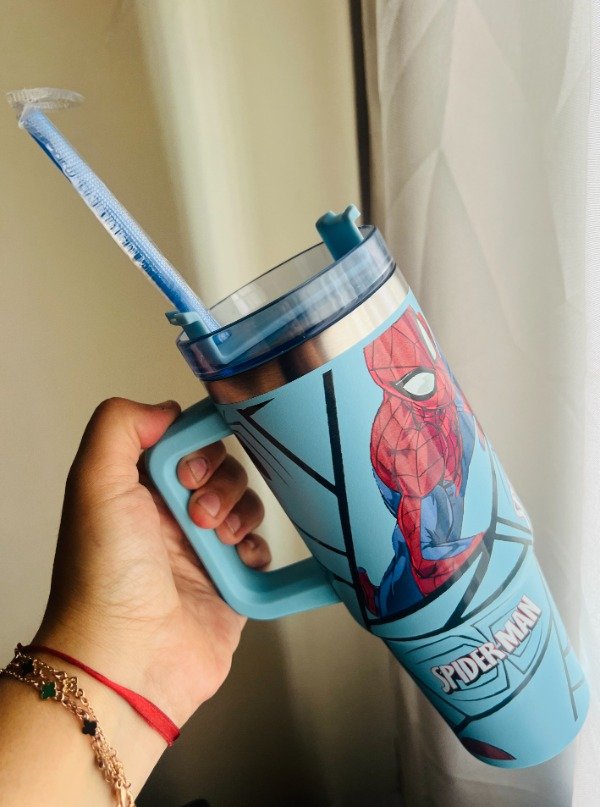 Producto - quencher hombre araña celeste 900ml