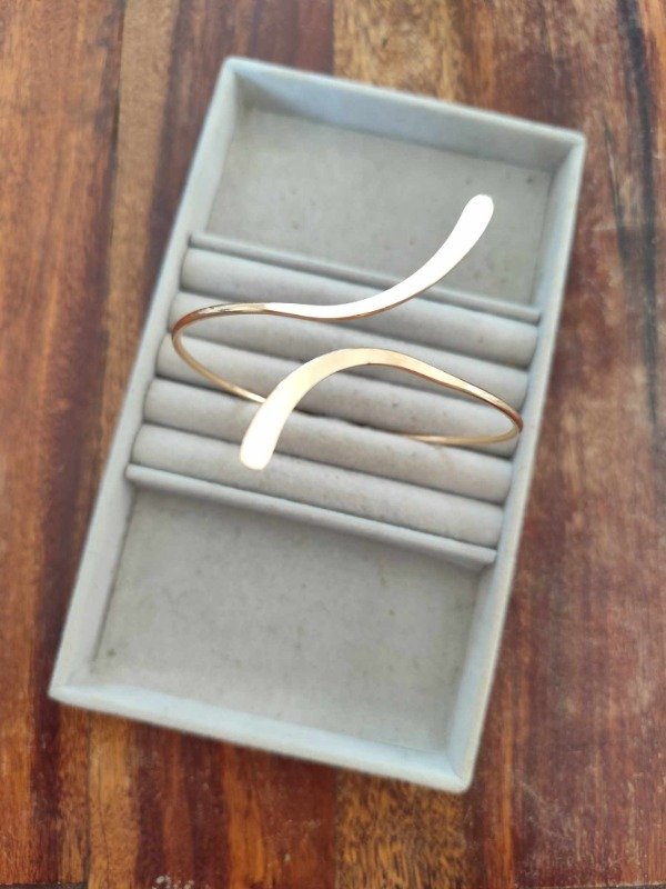 Producto - Brazalete cruzado dorado modelo 2.