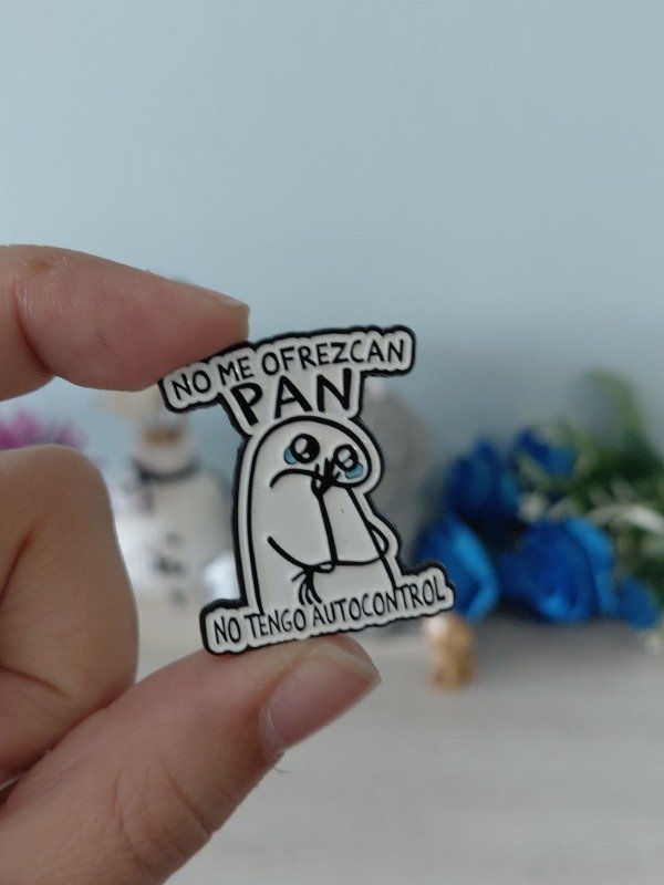 Producto - Pin metalizado - Flork "No me ofrezcan pan, no tengo autocontrol" #0418
