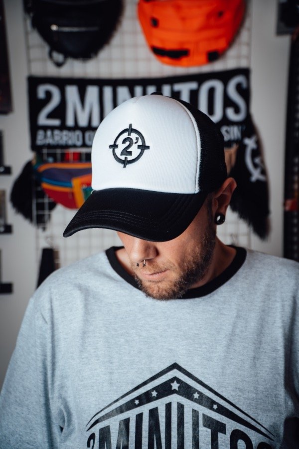 Producto - Trucker 2 Minutos Logo Blanco y Negro