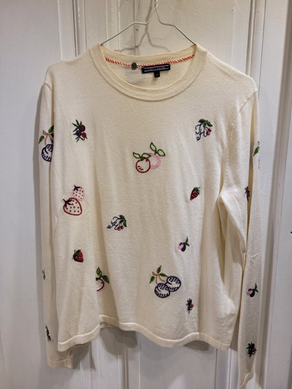 Producto - Sweater TOMMY HILFIGER crudo con frutas bordadas Talle XL - PRECIO: 60X