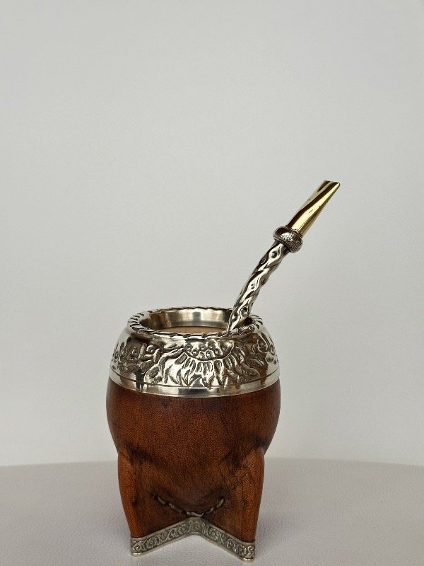 Producto - MATE TORPEDO CON VIROLA DE ALPACA CINCELADO AL LACRE CON BASE