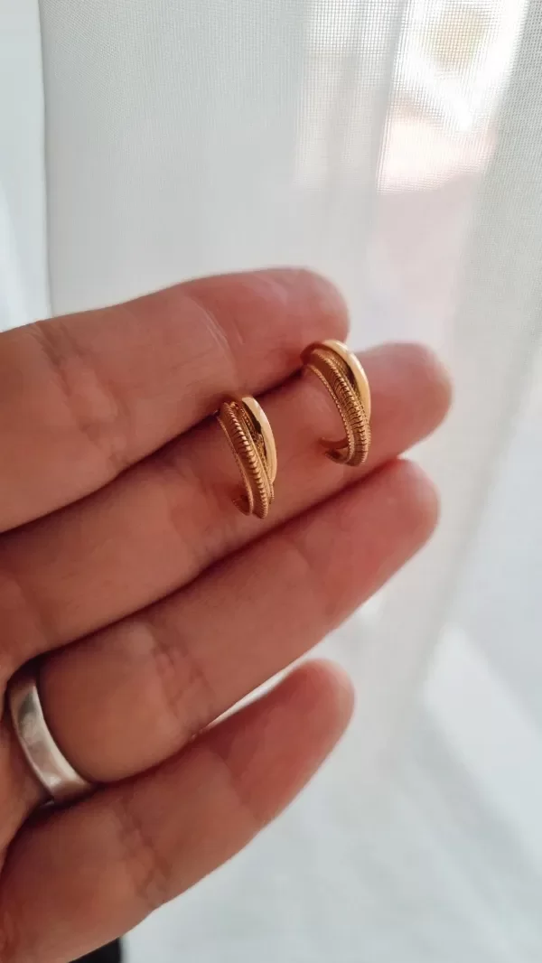 Producto - Semi argollitas pasantes enchapadas en oro torzadas