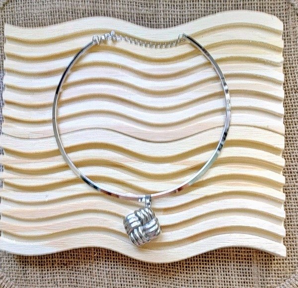 Producto - Chocker Rígido con dije Cuadrado con Rayas