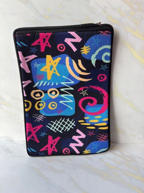 Producto - Funda neoprene con cierre Notebook 15" garabatos