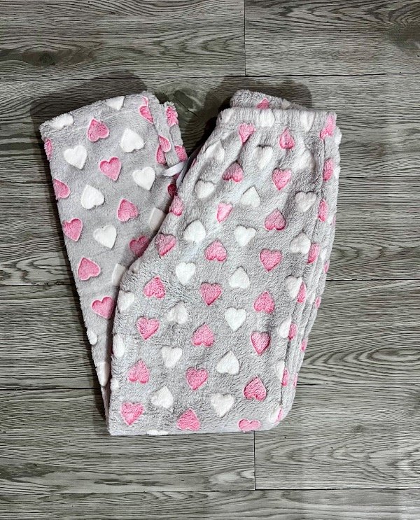 Producto - Pantalón plush gris corazones rosas y blancos
