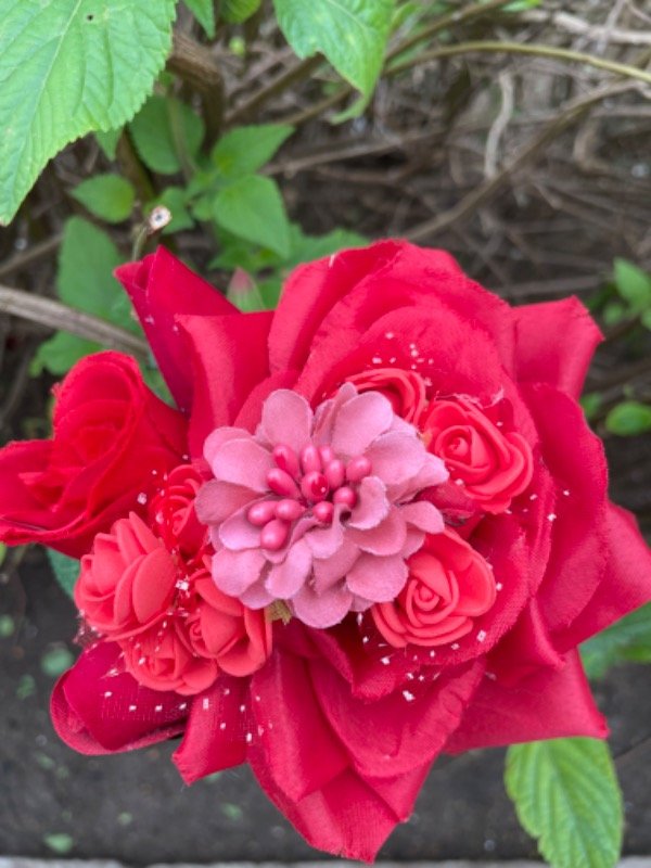 Producto - Tocado rojo detalles coral