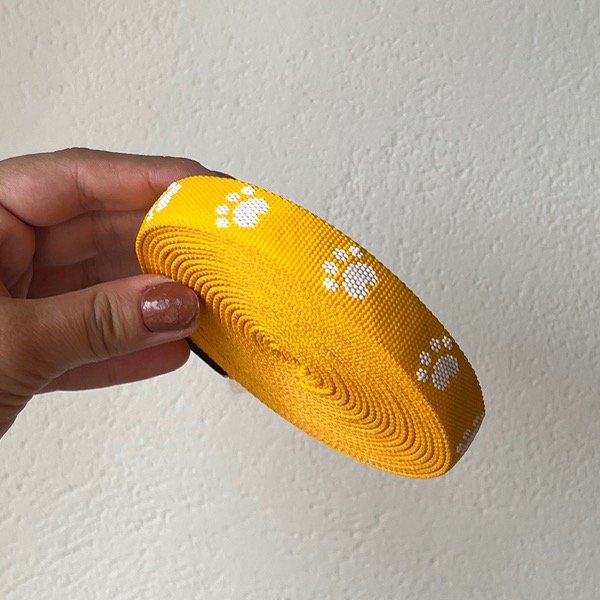 Producto - CINTA MOCHILERA MASCOTA AMARILLO HUELLITAS