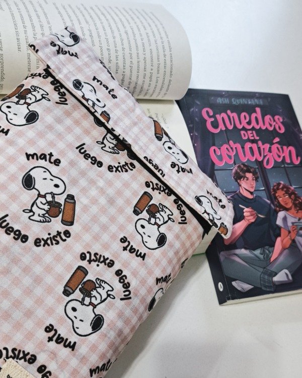 Producto - Funda para libros mediana Snoppy IMPERMEABLE