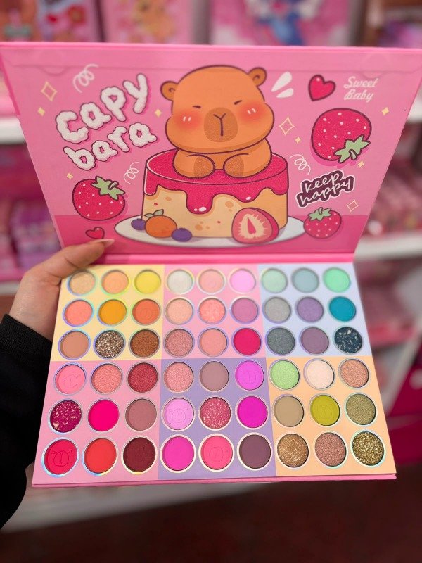 Producto - Paleta de sombras Keep Happy Capybara x54 tonos