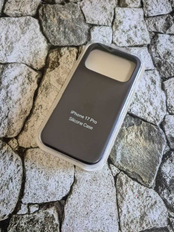 Producto - Funda silicone case logo Iphone 17 Pro violeta oscuro