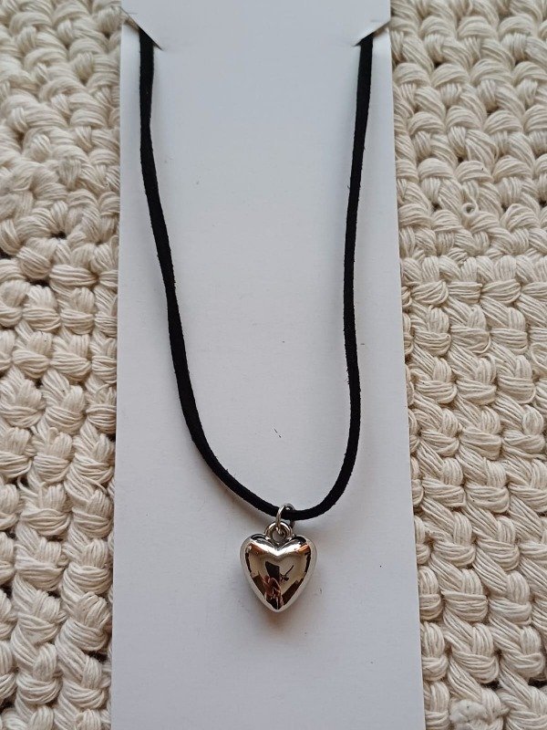 Producto - Collar gamuza corto corazón chunky
