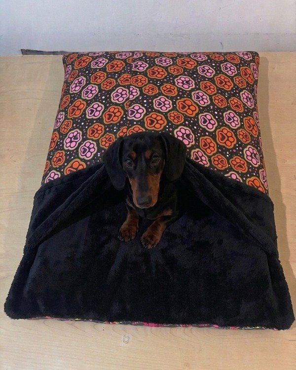 Producto - Bolsa de dormir con colchon huellas rosa naranja
