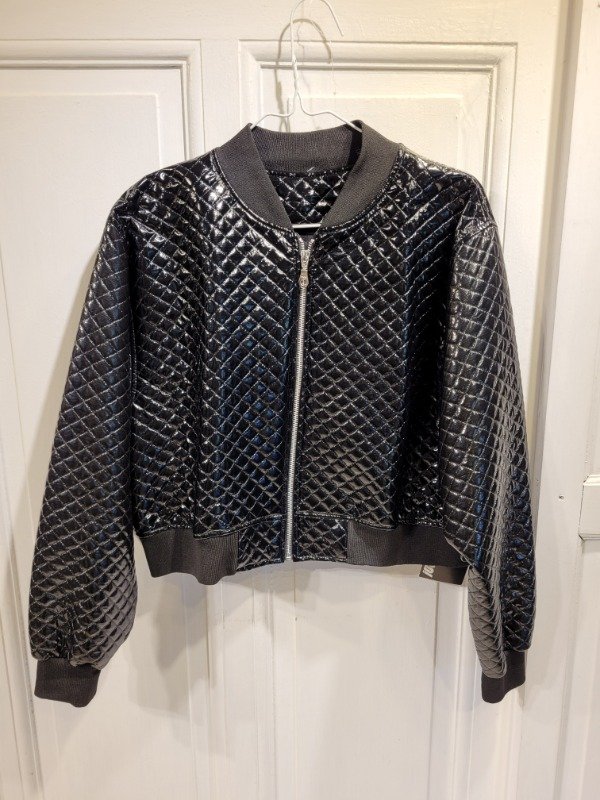 Producto - Campera SO CIPPO negra matelasse charol Nueva C/etiq Talle 18 años - PRECIO: 32X