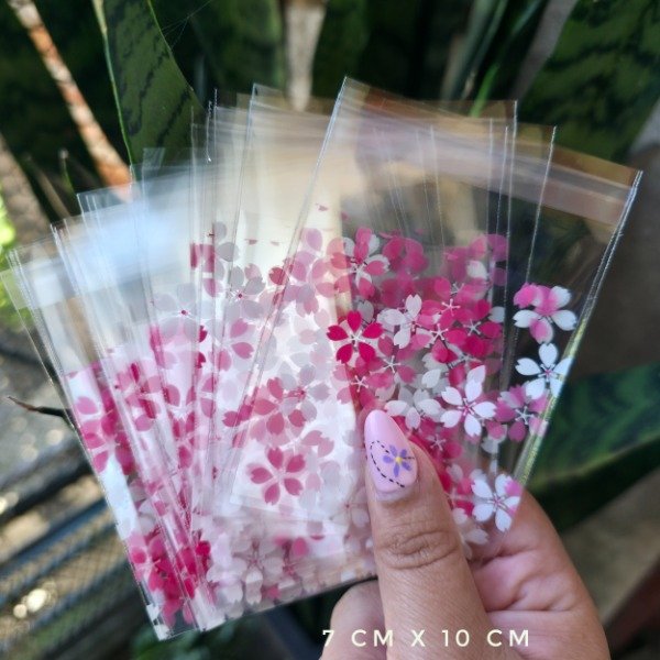 Producto - Bolsitas con adhesivo flores rosa dispersas x 25 unidades 7x10cm