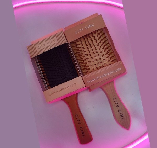 Producto - CEPILLO DE MADERA CITY GIRL