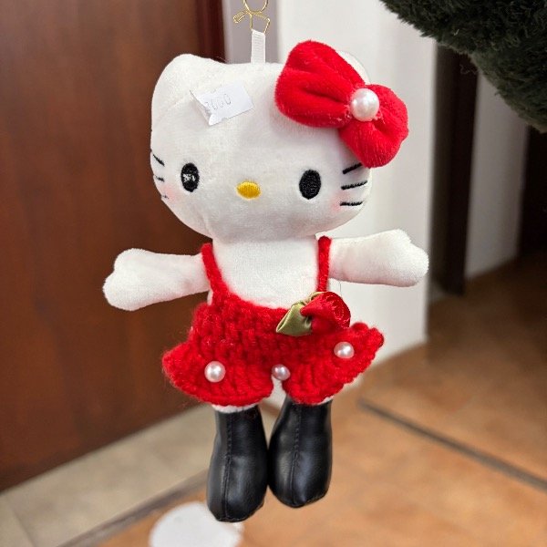 Producto - Llavero Kitty Señorita con vestido tejido rojo 20cm