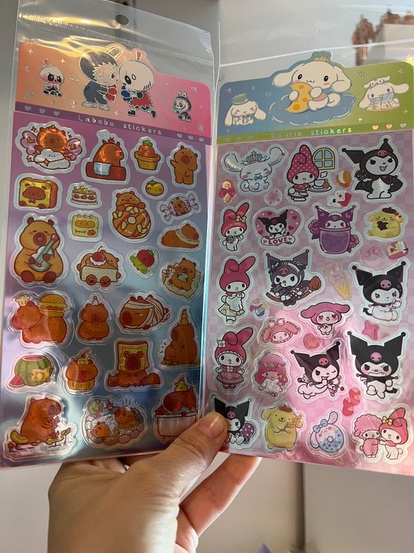 Producto - 2 planchas de stickers metalizadas kuromi capi