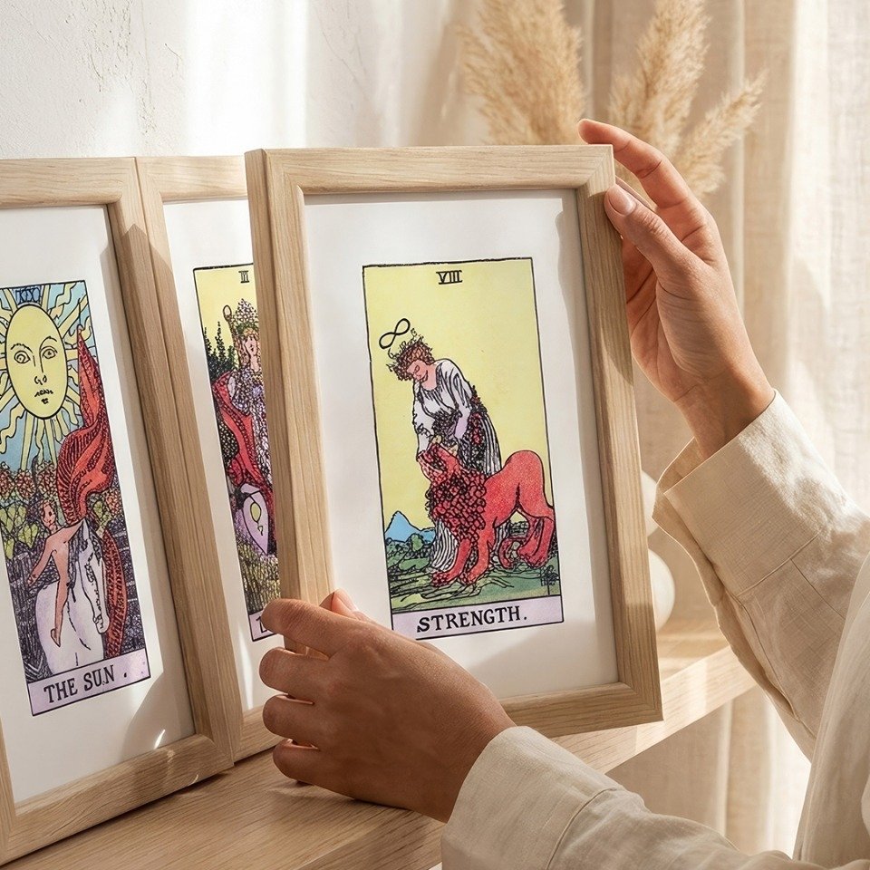 Tres láminas de cartas de tarot en marcos de madera clara