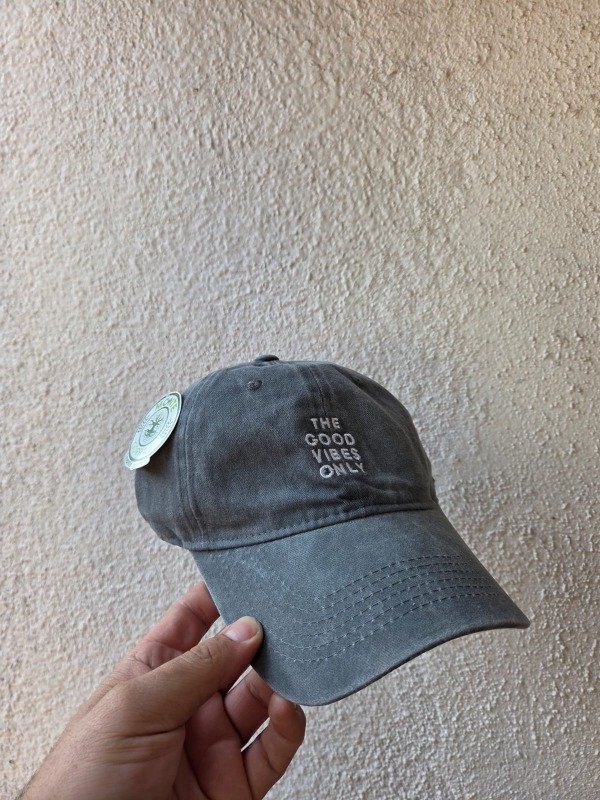 Producto - Gorra THE GOOD VIBES ONLY VINTAGE REGULABLE GRIS