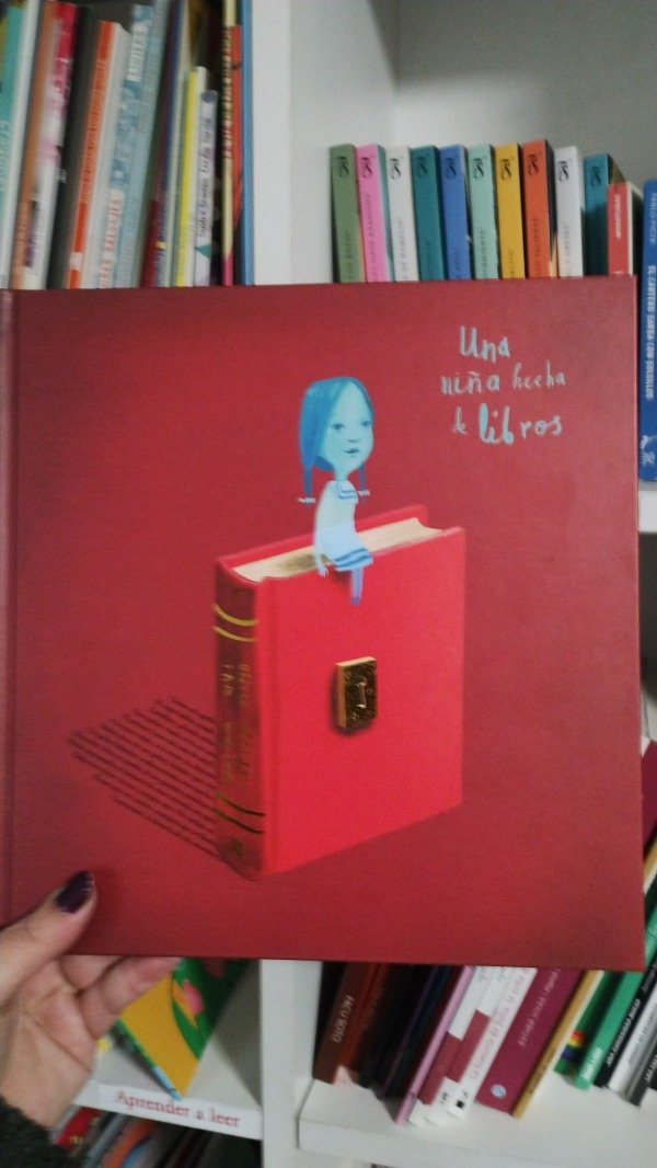 Producto - UNA NIÑA HECHA DE LIBROS
