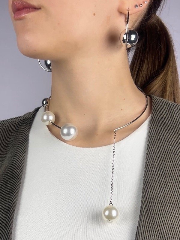 Producto - GARGANTILLA RÍGIDA PLATEADA CON PERLA 9105