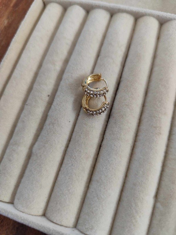 Producto - Aros argolla strass bombe. Acero dorado.