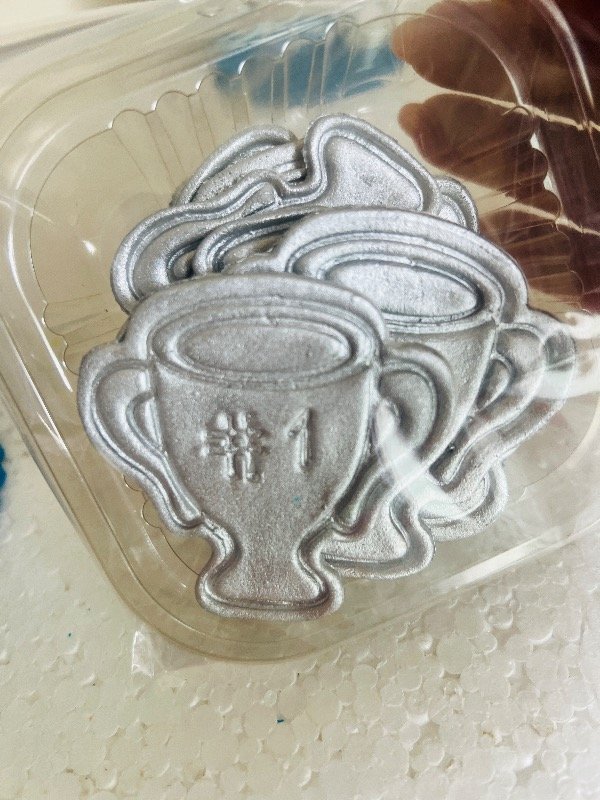 Producto - Set de copas trofeo de fútbol plateadas en pastillaje x12 unidades