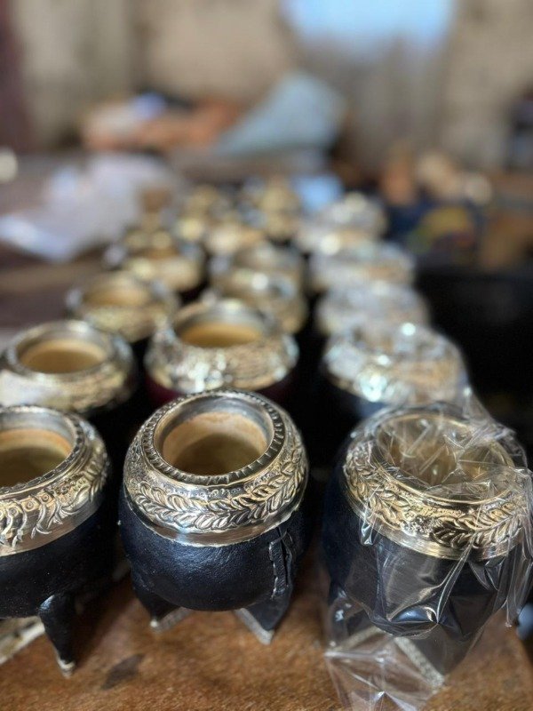 Producto - torpedo uruguayo, cuero liso, virola alpaca cincelada a lacre + R