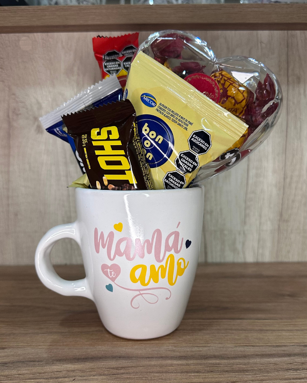 Producto - Taza con golosinas + corazón de acrilico