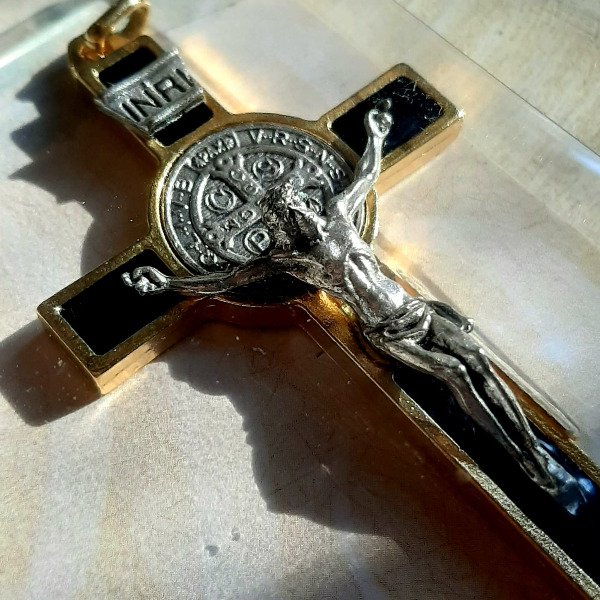 Producto - Cruz de metal dorada - 2