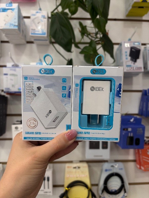 Producto - Adaptador 2.1A con puerto usb