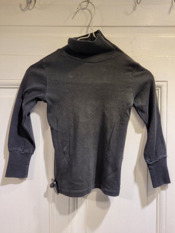 Producto - Polera GRISINO negra con cierre- Talle 2 años- PRECIO: 11X