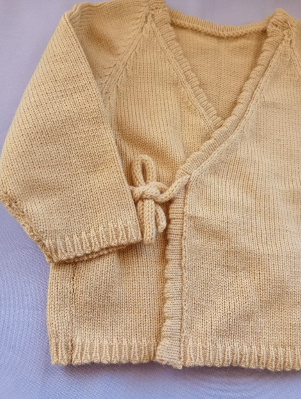 Producto - Campera tejida cruzada de lana hipoalergénica. 6 - 12 meses