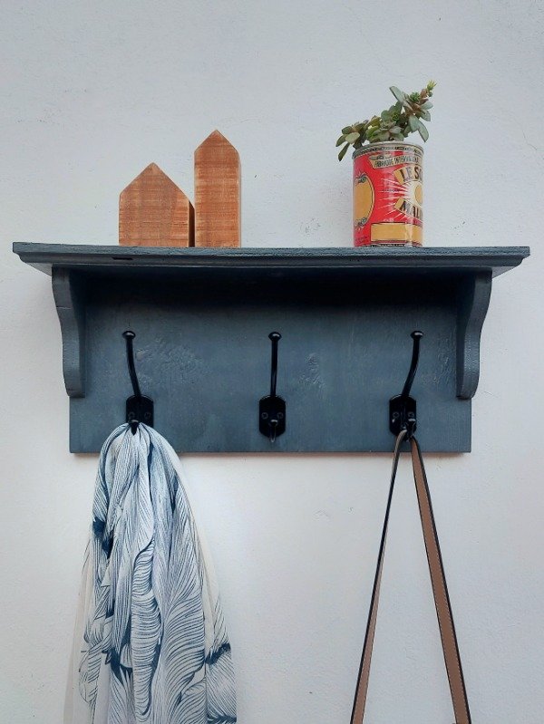 Producto - Perchero clásico color gris nórdico - con estante y ganchos dobles metálicos