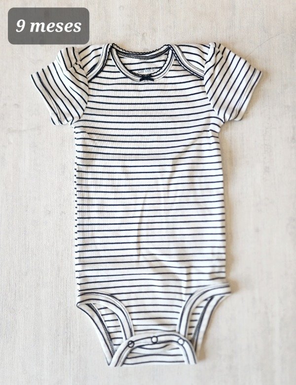 Body manga corta carters talle 9 meses rayado