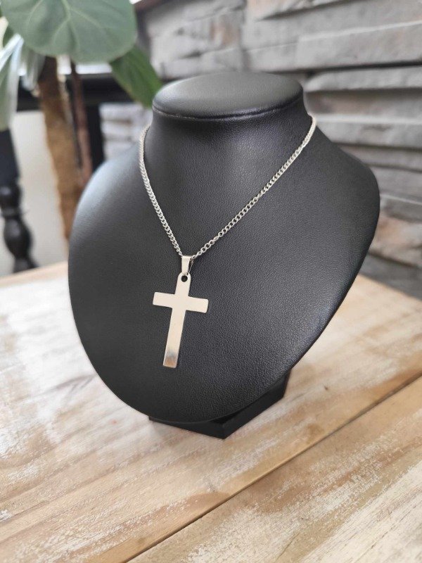 Producto - Collar cruz plana larga. Acero quirúrgico.