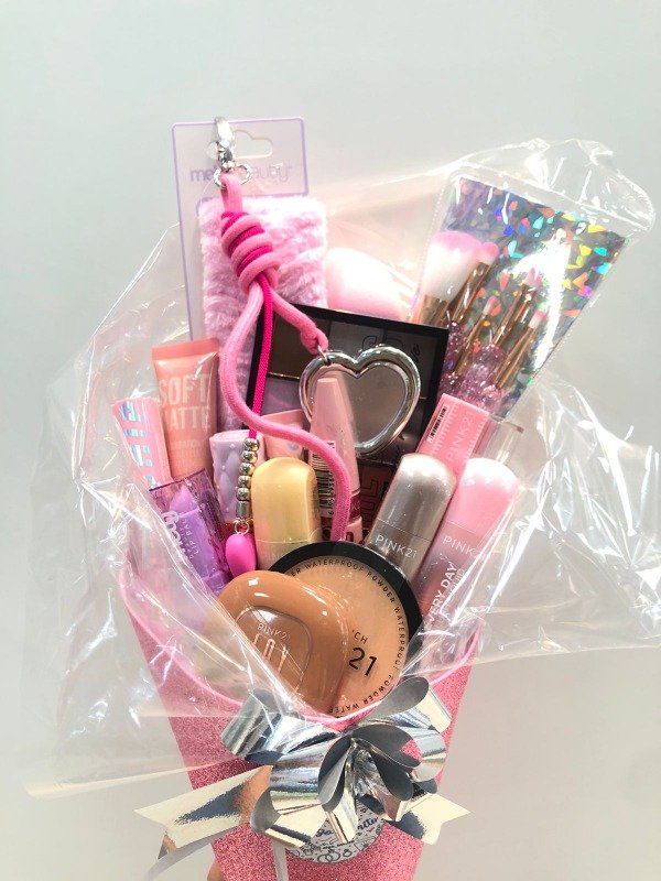 Producto - RAMO CON PRODUCTOS DE MAQUILLAJE 1
