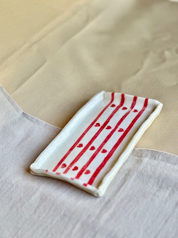 Producto - Bandeja rectangular chica - rayado C/corazones