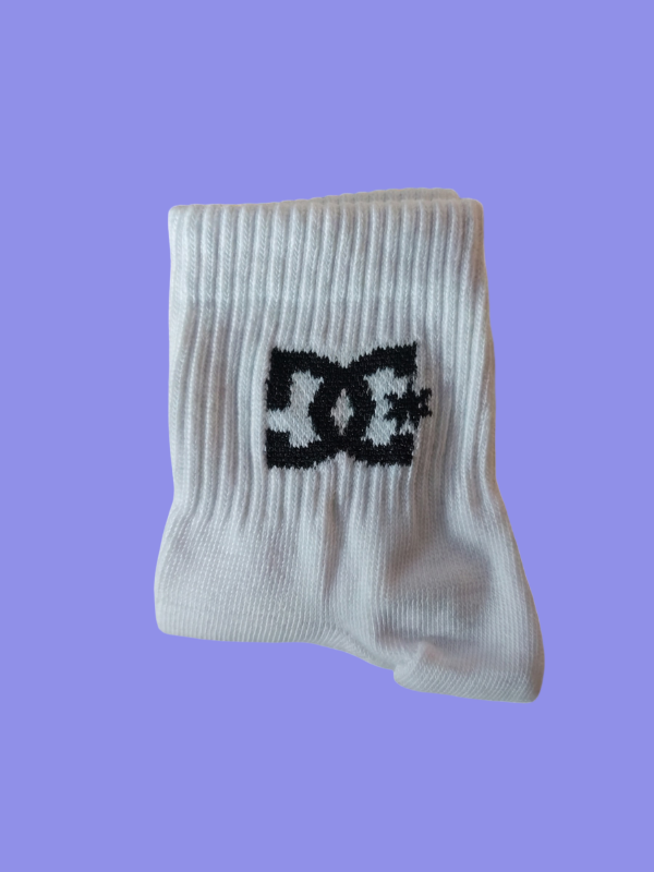 Producto - MEDIA 1/4 DC - Blanca / logo negro.