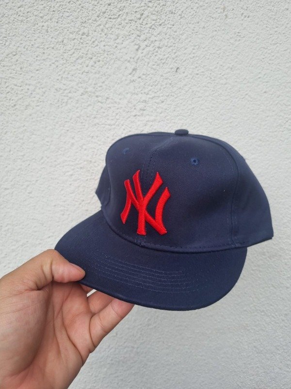 Producto - Gorra NY PLANA REGULABLE AZUL LOGO ROJO