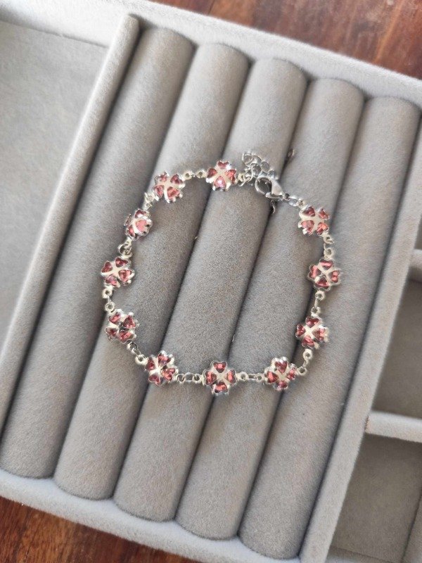 Producto - Pulsera trébol strass rosa. Acero quirúrgico.