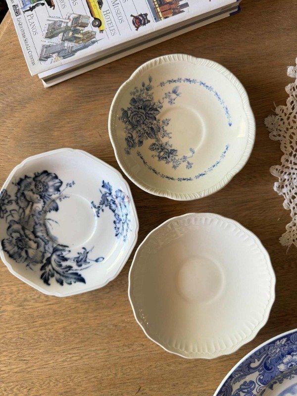 Producto - Tres platos de té de loza inglesa