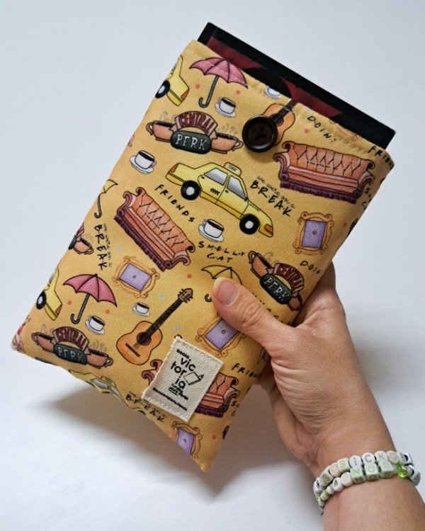 Producto - Funda para libros pocket con botón Friends IMPERMEABLE