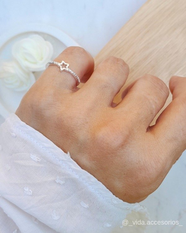 Producto - Anillo plateado con estrella calada