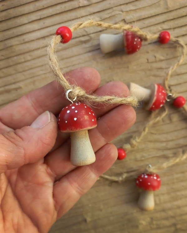 Producto - Guirnalda de honguitos rojos con pintitas