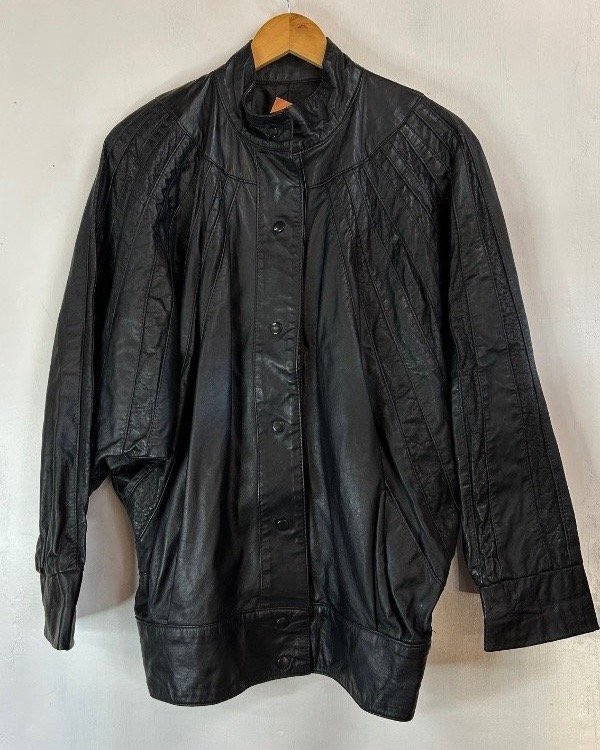 Producto - CHAQUETA DE CUERO NEGRO LINEAS