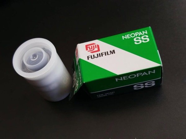 Producto - Rollo Fuji Neopan SS 100 Blanco y Negro Vencido 2005 - 1
